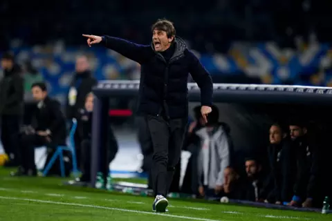 كونتي بعد التعادل أمام إنتر: نابولي سيتشبث بلقب الدوري الإيطالي مثل القطط